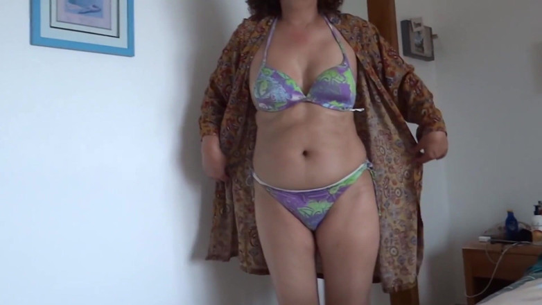 Ardientes69: Latynoska żona lubi seks na plaży, popisuje się w bikini, masturbuje...