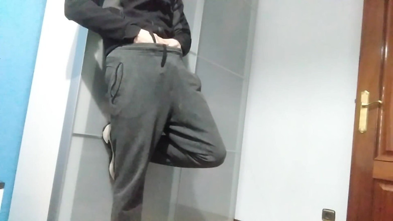 Elvissc: 내 바지 안에 내 하드 바나나를 보여주고 친구의 침실에서 자위해