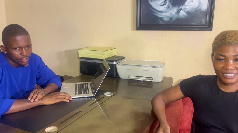 Prettypussy102: La ragazza delle consegne scopa il capo