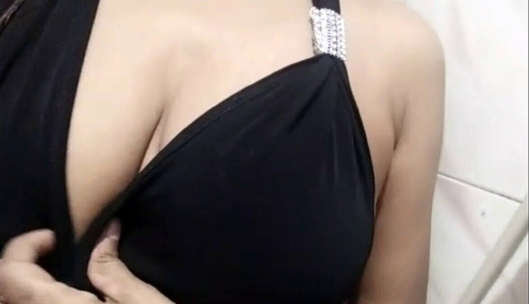 Miya White: Hintli hizmetçi kirli ayaklarıma yakın göt deliğim ve amcığım memelerle...