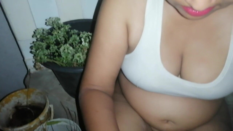 Tina Baby: Menemui seorang wanita desi tua kencing di bawah tangga dan...
