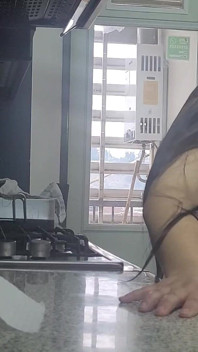 Flört eden ve büyük götlü üvey anne, sadece ağır çekimdeki hayranlar, mutfak seksi