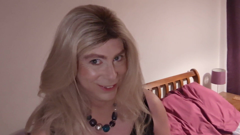 NikkiGee: Kız sikimi em, kaltaklar! Bacaklarımın arasına diz çök ve beni em,...