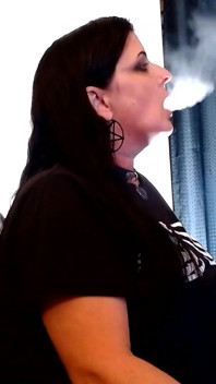 UNA MILF CHE fuma