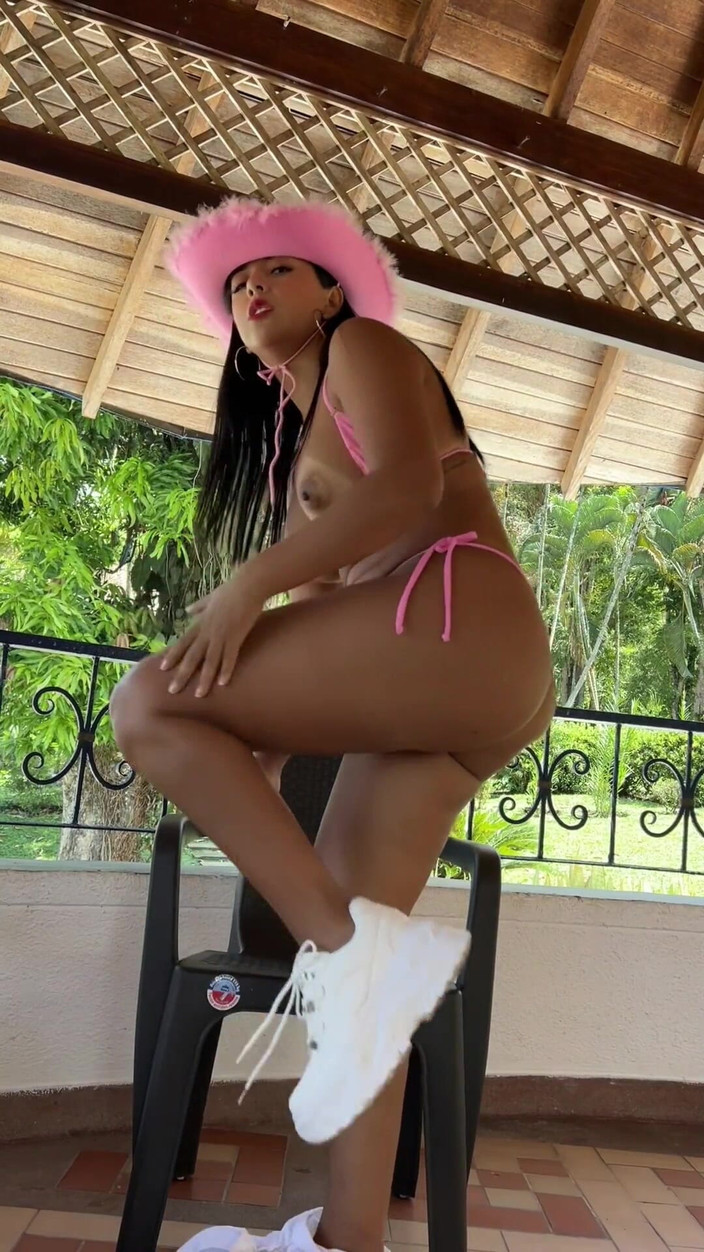 linahenaossx: Koboi Latina Berdada Menikmati Mesin Persetubuhannya