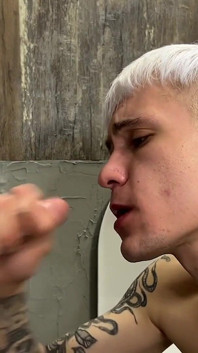 Młody, wytatuowany twink oddał się nieznajomym w kabinie toalety
