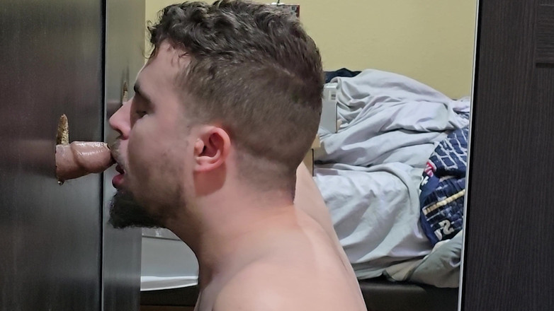 Osoychaser: 在寻欢洞吮吸鸡巴