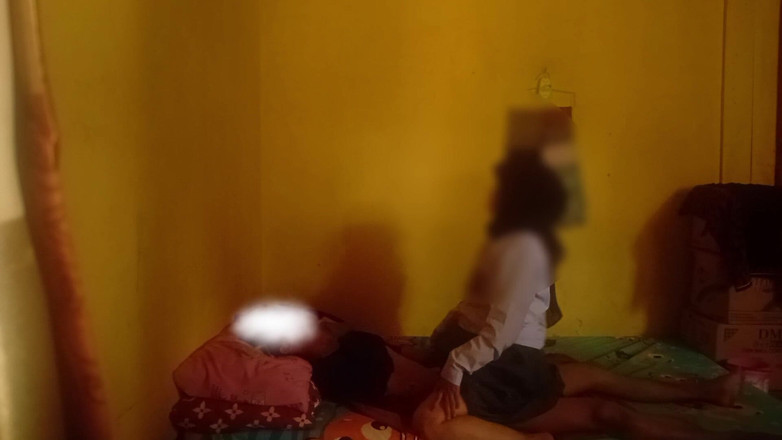 Famly sex: 大学から帰宅したティーンエイジャーが、誰もいないのに自分の継父の家にいる