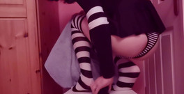 Rainbow Femboy: Goth Boi bere velké černé péro a Bwc dildo