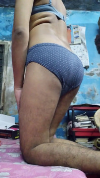 หนุ่มวัยรุ่นอินเดียนใส่บราสีน้ำเงินกับกางเกงในลายจุด