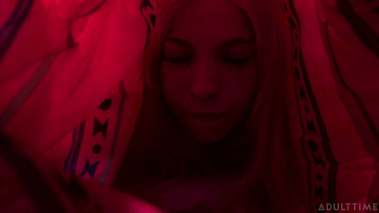 Adult Time: Czas dla dorosłych - Niezdarna nastolatka Kenzie Reeves utknęła na sleepover...