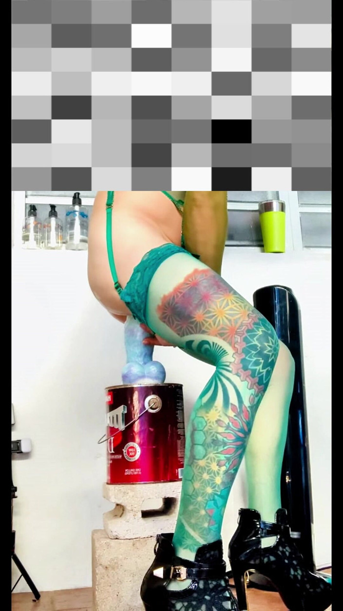 Benito414: 可爱的人妖假阳具在户外骑乘，旁边有内裤