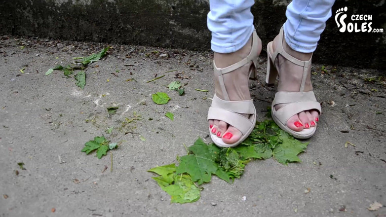 Czech Soles - foot fetish content: Босоніжки на високих підборах у парку