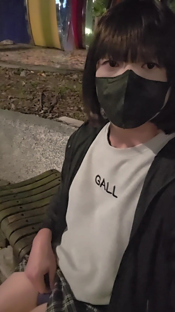 Taiwancdgirl: Sexy shemale Tingxuan se venku masturbuje a myje si ruce