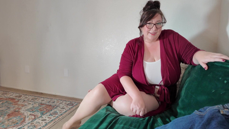 cutejayne: Pantyhose MILF Neighbor Helps You Relax with Her Scent