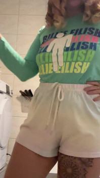 I Have a Beautiful Figure and Beautiful Hair, I Dance and Show off My Figure!
