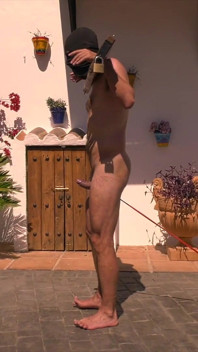Zamčené akcie a zbičovaný penis