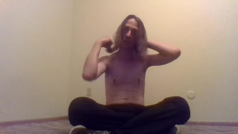 LilTaste: Transgirl nahoře bez si čistí vlastní vlasy