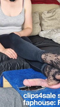 Amadora caixa de pau pisando e rebolando em ballerina e meias de nylon