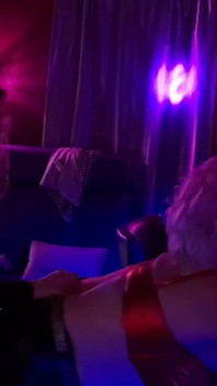 Frenezie publică cu degetul la bar - gagică matură picurând umedă