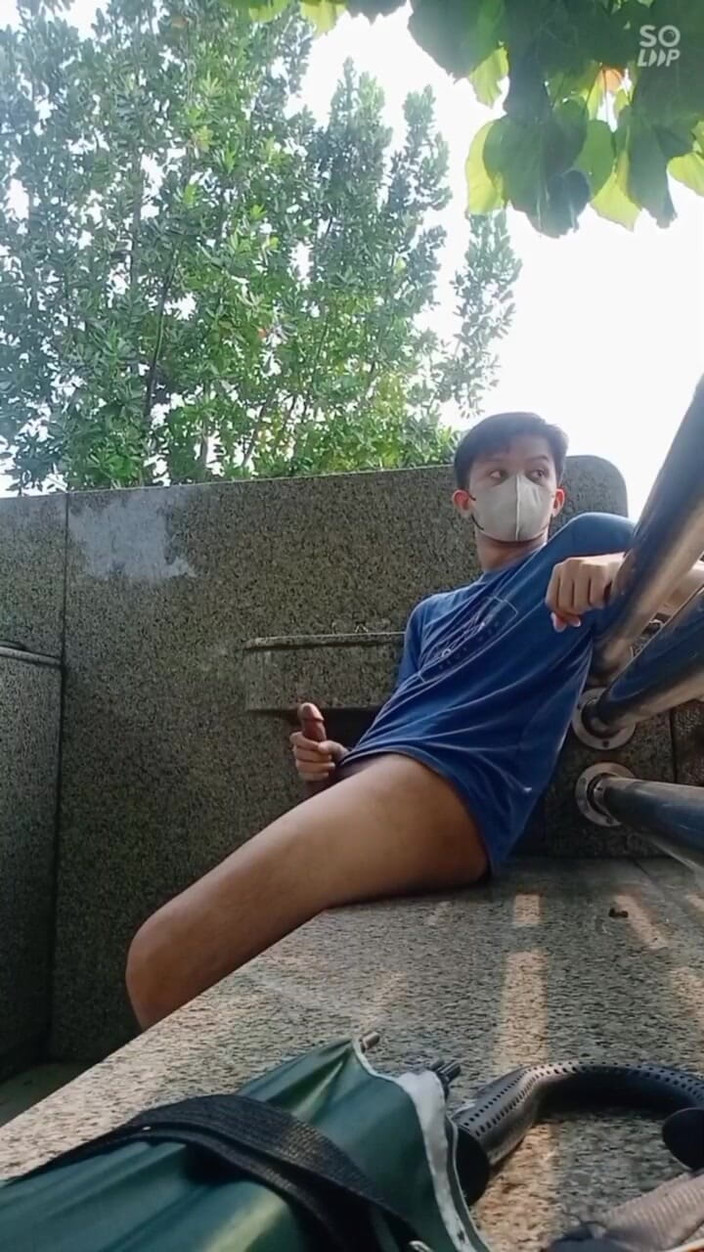 Rent A Gay Productions: Aisa Giovane Twink Si Masturba All'aperto E Sborra