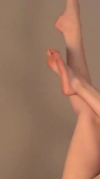 Carina amatoriale coreana mostra culo sexy in perizoma rosso
