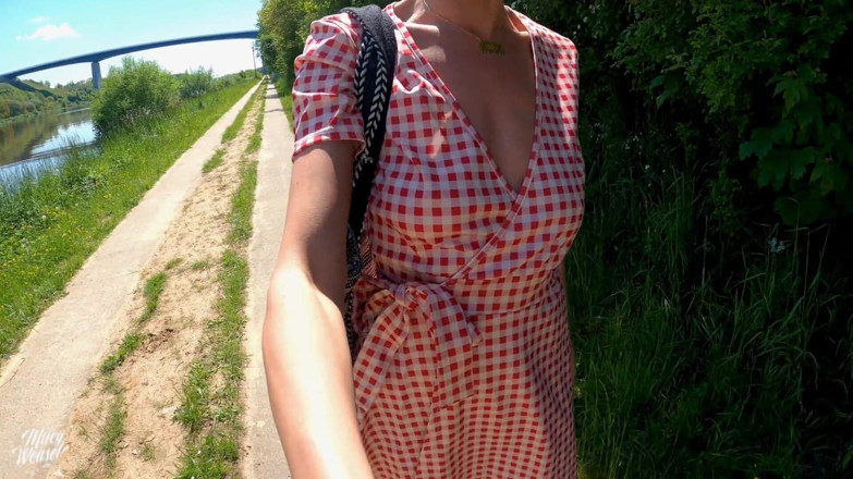 Miley Weasel: Geile blondine met plug in de kont krijgt het op...
