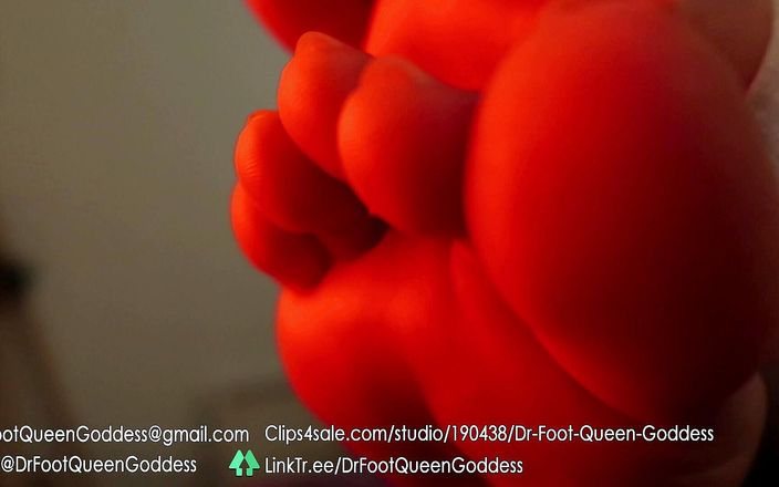 Dr. Foot Queen Goddess: Подошвы с бинтом в красном цвете