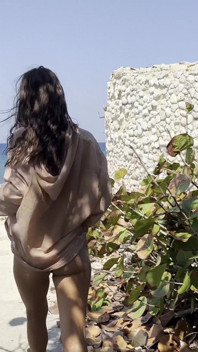 Versaute Monika Fox Zerstörte Löcher mit einem großen Dildo im Hintergrund von Ruinen im Atlantischen Ozean