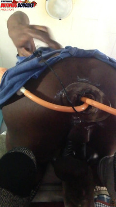 Ass Monkey: Kytice análního kolíku a vibrátor roztahuje jeho díru