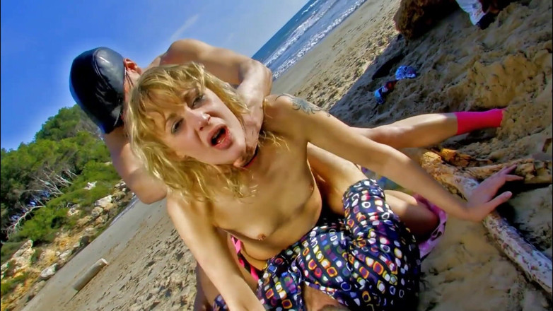 Cum Date Me: MILF melancap pada dua zakar besar di pantai kemudian dikongkek...