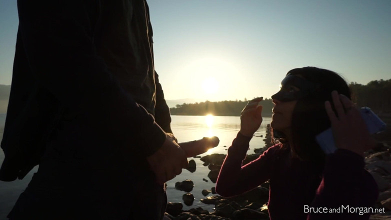 Bruce-and-Morgan: Sunrise sex - Piss spirits in utomhus!
