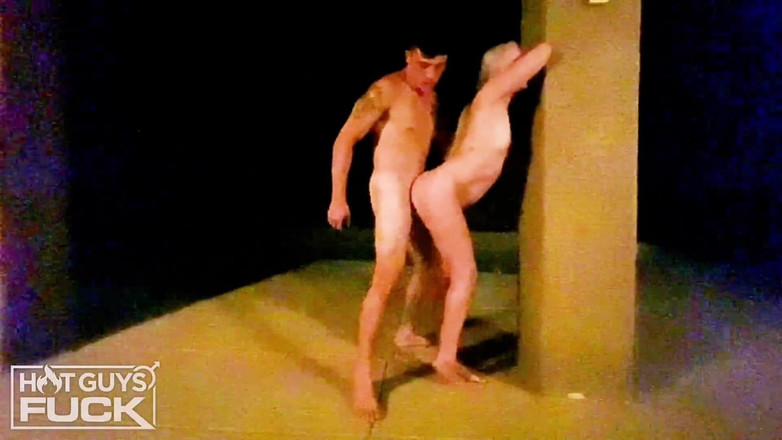 Hot Guys Fuck: 性感！热辣情侣为观看而搭讪。屁股弹跳。