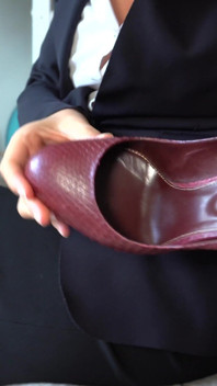 Seksowna sekretarka z idealnymi nogami N stóp Daje szefowi footjob - kończy się dużą ilością spermy w jej czerwone szpilki - biznesowa suka