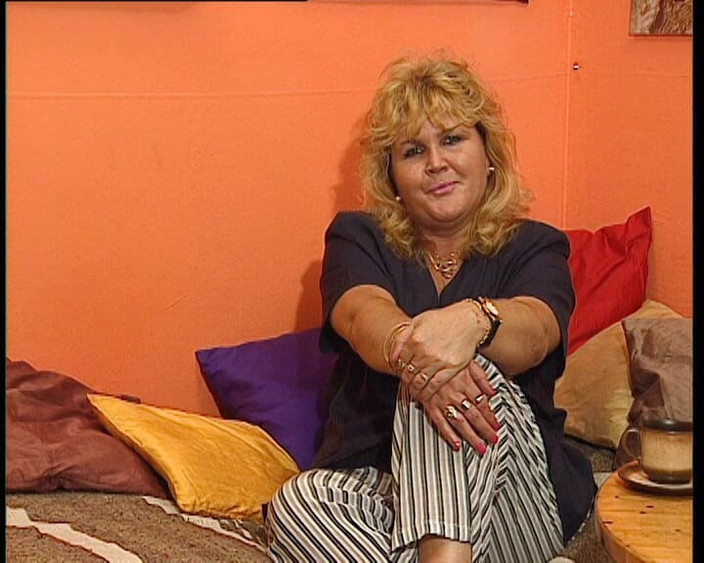 YOUR FIRST PORN: 胖安吉与肥胖的假阳具和撒尿