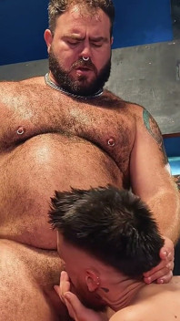 Sesja lochów: Spocona gra w klatkę, przebity kinkster zakneblowany, pluć karmiony, Edged