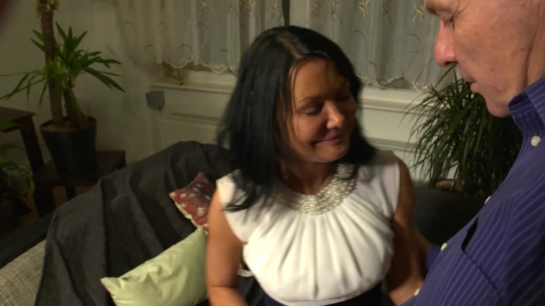 Big Boobs Babe: Styvmamma Med Fylliga Bröst Vill Ha Det På Soffan