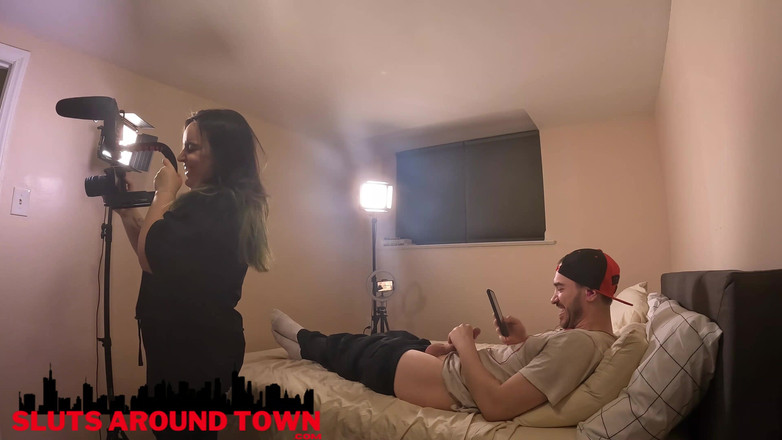Sluts Around Town: Adik tiri mergokin adiknya lagi asik pantat bahenolnya