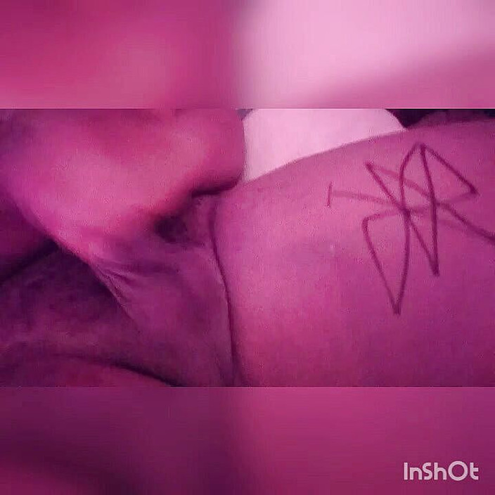 Eleasihle Esma: İri güzel kadın mastürbasyon yapıyor