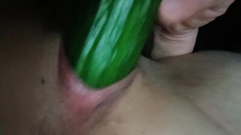 Dirty Milf: Mă trezesc excitată noaptea și încep să-mi fut pizda cu un castravete....