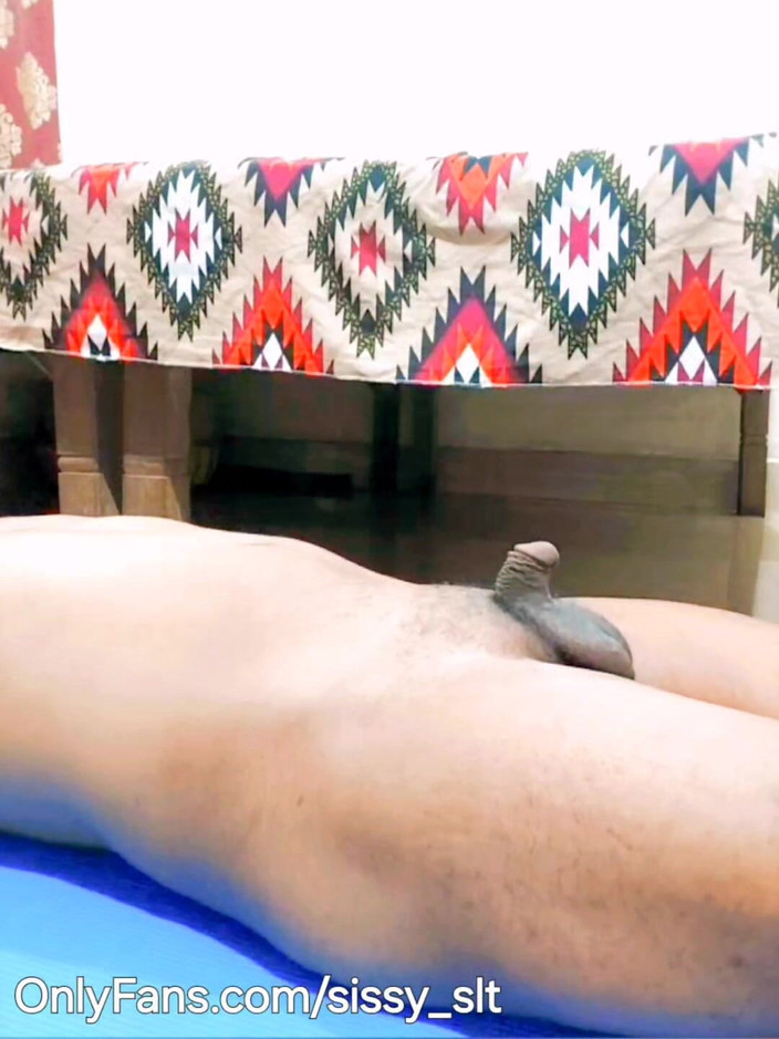 Sissy Bisexual: 웹캠에서 그녀의 재능을 보여주는 작은 자지 Sissy Show