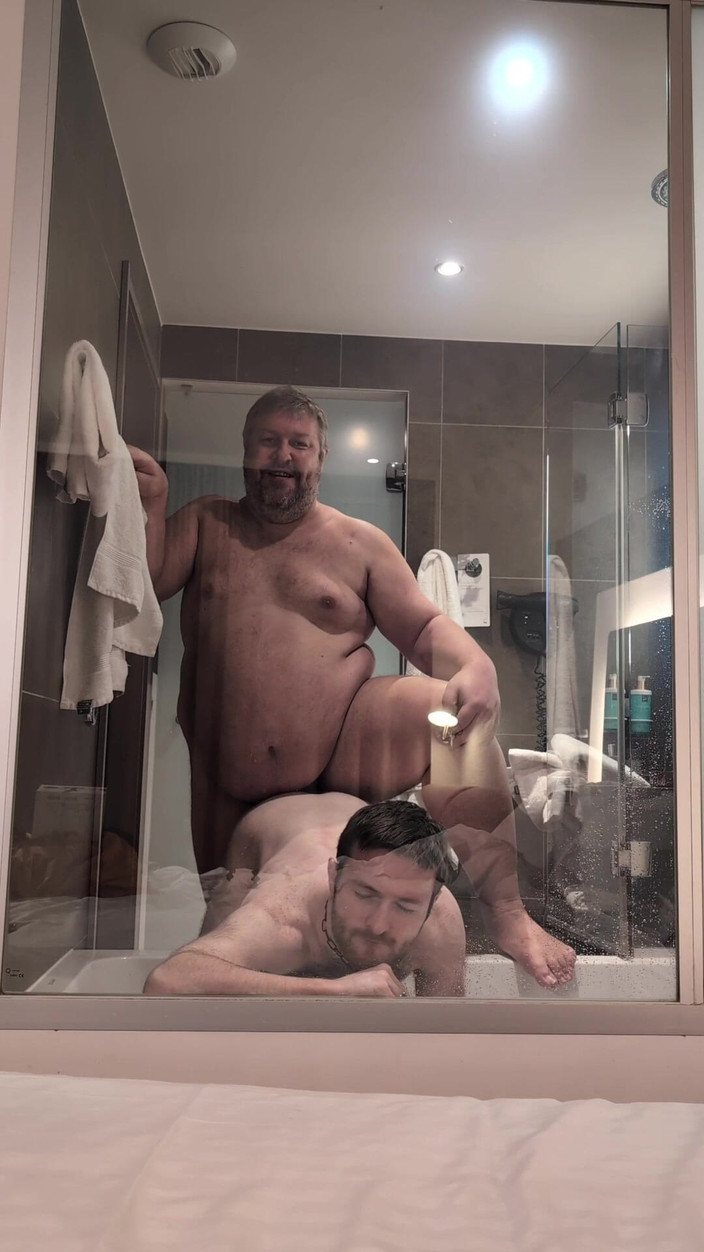 Mart_the_cat: 继父在浴室里操我