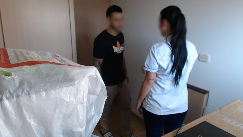 Latinaspy: Pokojówka nie jest szczęśliwa, więc jej chłopak zabiera ją do...