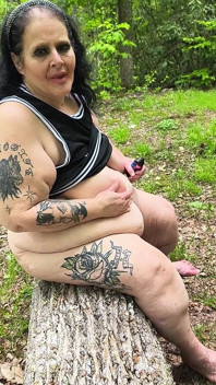 Menghisap Jerabu Di Dalam Hutan Memancut Pada Pokok Pada Lututnya