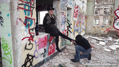 Fetish videos by Alex: Dia menyembah kaki stoking hitamnya