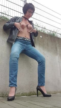 JulieEroticDress: Bắn nước vào quần jean