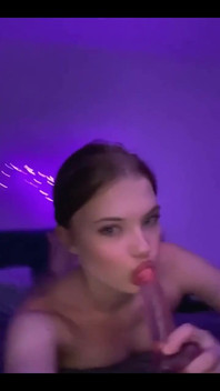 这个可爱的女孩能够对你做一些不真实的事