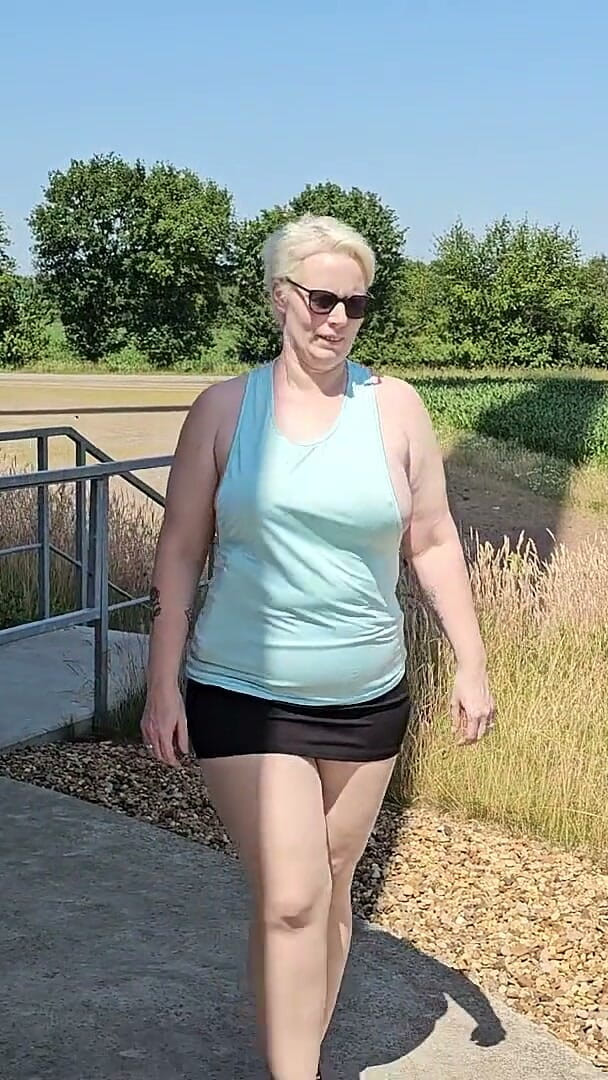 UserBitch1: Outdoor Meinen Vibrator Gefickt