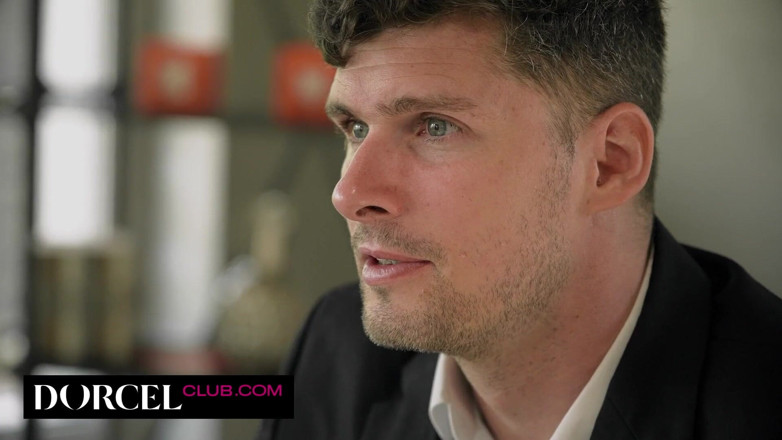 Dorcel Club: 100% anaal op het werk met de rondborstige collega