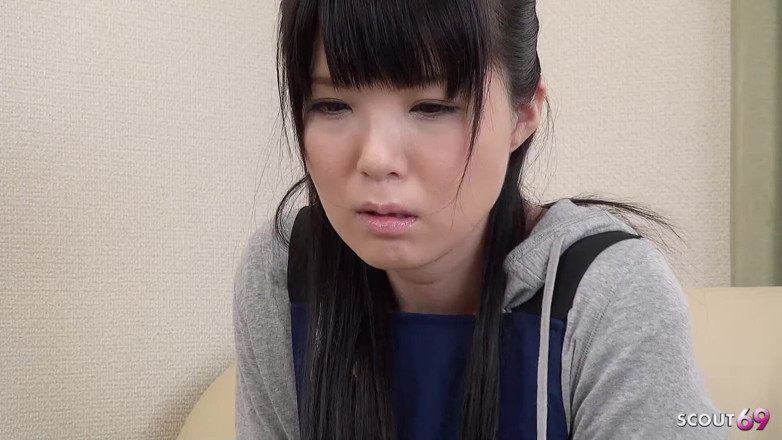 Asian porn collection: Styvfar onanerar fitta av asiatisk mager tonåring Sena med hårig...